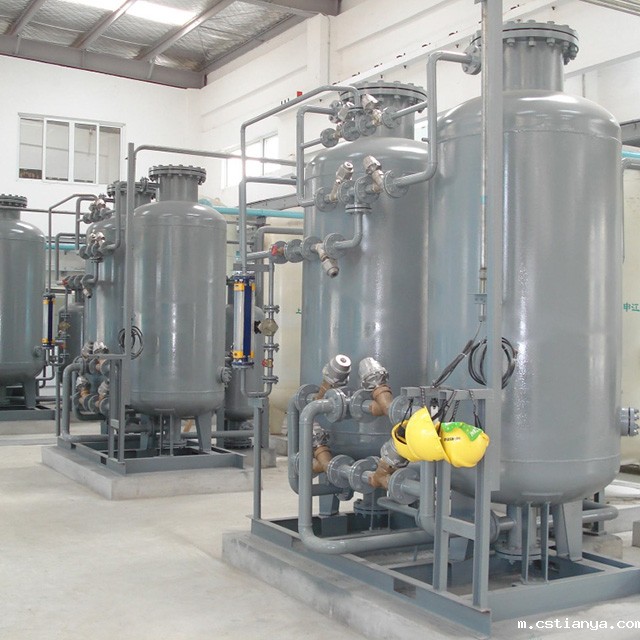 制氮机的种类有很多种,每一种类型的制氮机在使用的时候都是需要与压缩机进行配合使用的。可能有很多用户对于配合空气压缩机来使用不是很了解,那么今天制氮机厂家就来给广大用户简单的介绍下模块化制氮机于空气压缩机是如何配合使用的?